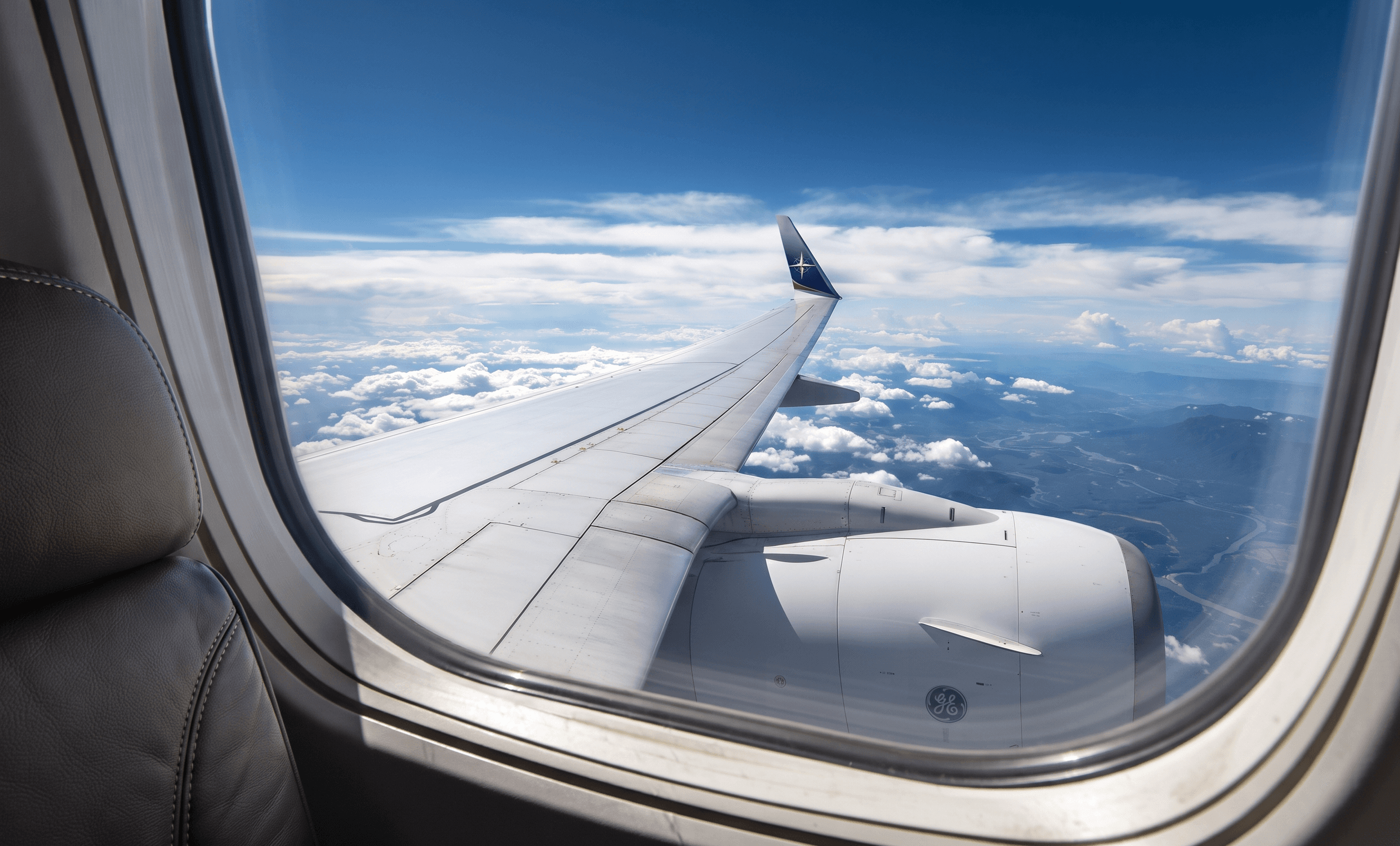 Vista da asa de um avião pela janela, durante um voo